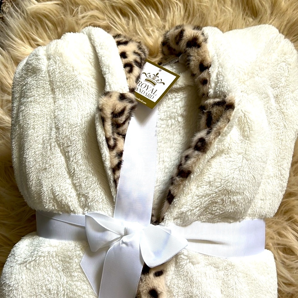 Royal Standard Hooded Robe - Picture 2 of 6